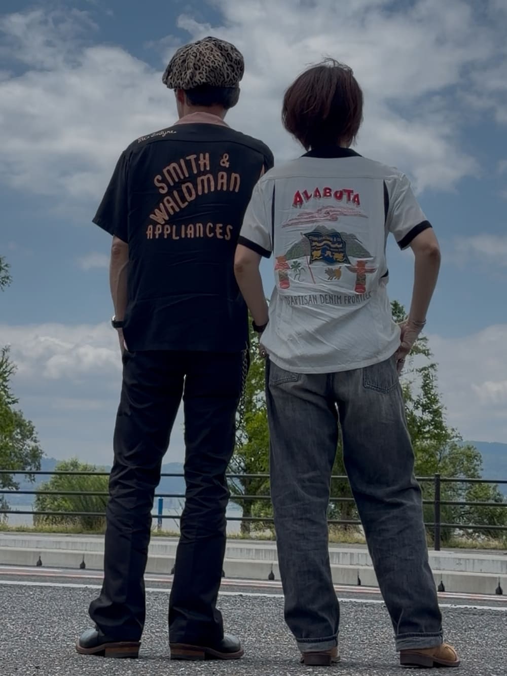 ブラック系のシャツ/ブラウス、ブラック系のチノパンツ、ブラック系のブーツを着用したメンズの夏コーディネートの2枚目の写真