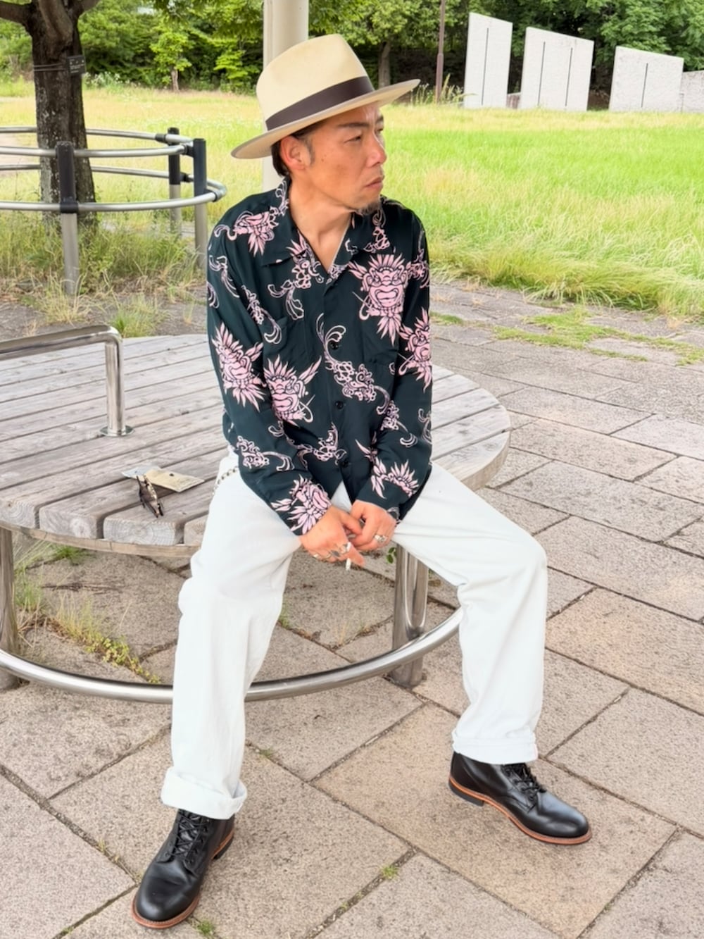 ブラック系のシャツ/ブラウス、ホワイト系のデニムパンツ、ブラック系のブーツを着用したメンズの夏コーディネートの2枚目の写真