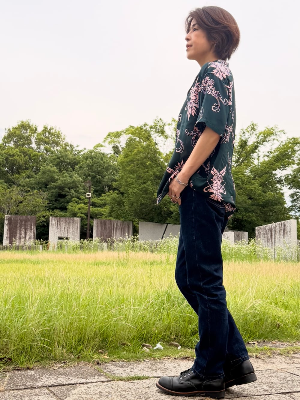 ブラック系のシャツ/ブラウス、ホワイト系のデニムパンツ、ブラック系のブーツを着用したメンズの夏コーディネートの3枚目の写真
