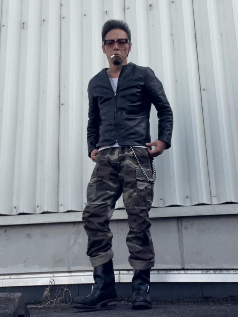 「FINECREEKLEATHERS、FINECREEK&CO、ライダース、革ジャンコーデ、カーゴパンツ、エンジニアブーツ、50代コーデ」｜「Ray-Banのアイテム（サングラス、ブラウン系）」を使った、futorockさん（メンズ・177cm）の秋コーディネートの2枚目の写真