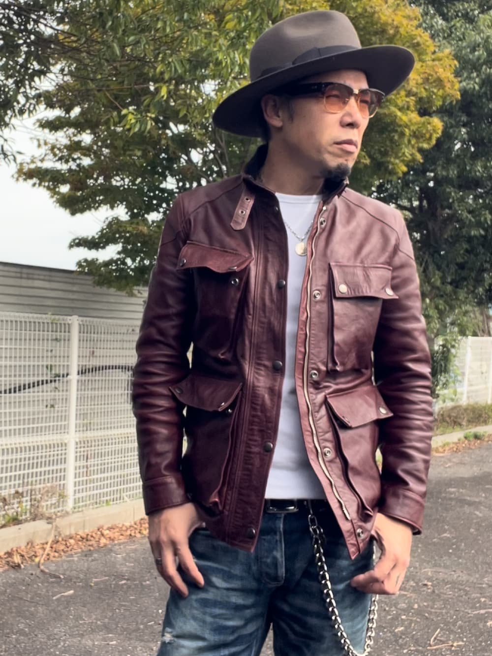 「休日スタイル、レザージャケット、ダメージデニムパンツ、ライダース、ライダースジャケット、ライダースコーデ、FINECREEK&CO、レザー、ヒゲおじコーデ、ハット、ハットコーデ、50代コーデ」｜「STETSONのアイテム（ハット、ブラウン系）」を使った、futorockさん（メンズ・177cm）の秋コーディネートの2枚目の写真