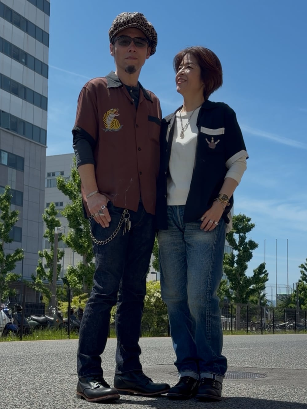 ブラウン系のシャツ/ブラウス、ブラック系のシャツ/ブラウス、ブルー系のデニムパンツを着用したメンズの春コーディネートの2枚目の写真