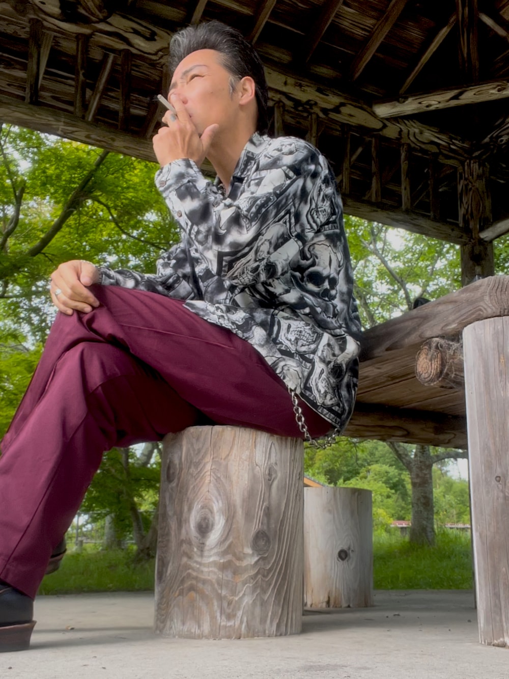 ブラック系のシャツ/ブラウス、ブラック系のシャツ/ブラウス、レッド系のチノパンツを着用したメンズの夏コーディネートの2枚目の写真