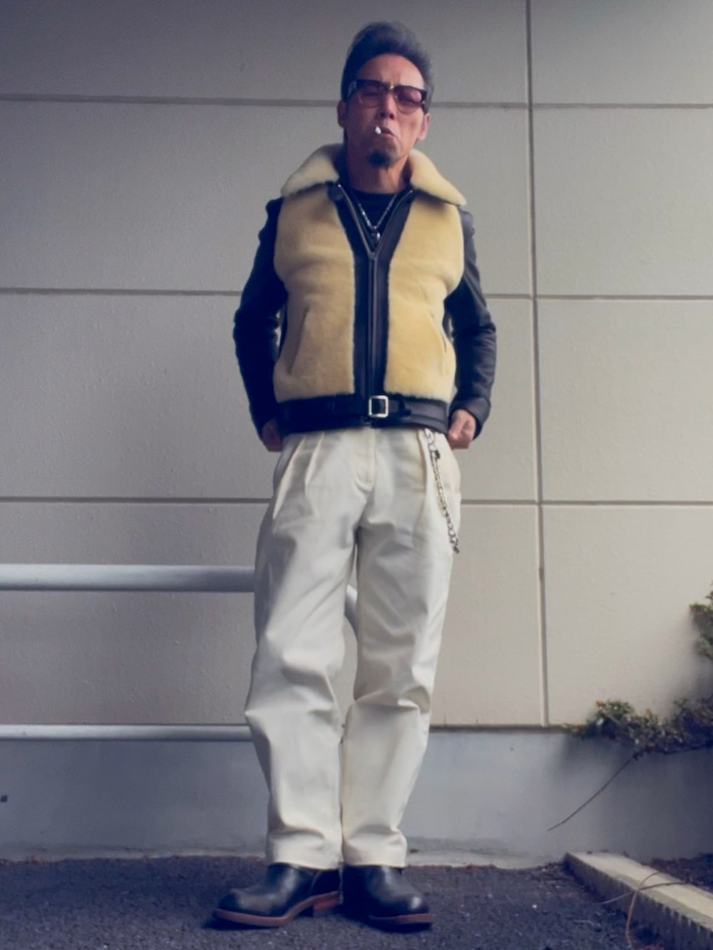 ブラック系のその他アウター、ブラック系のその他アウター、ブラック系のTシャツ/カットソーを着用したメンズの冬コーディネートの2枚目の写真