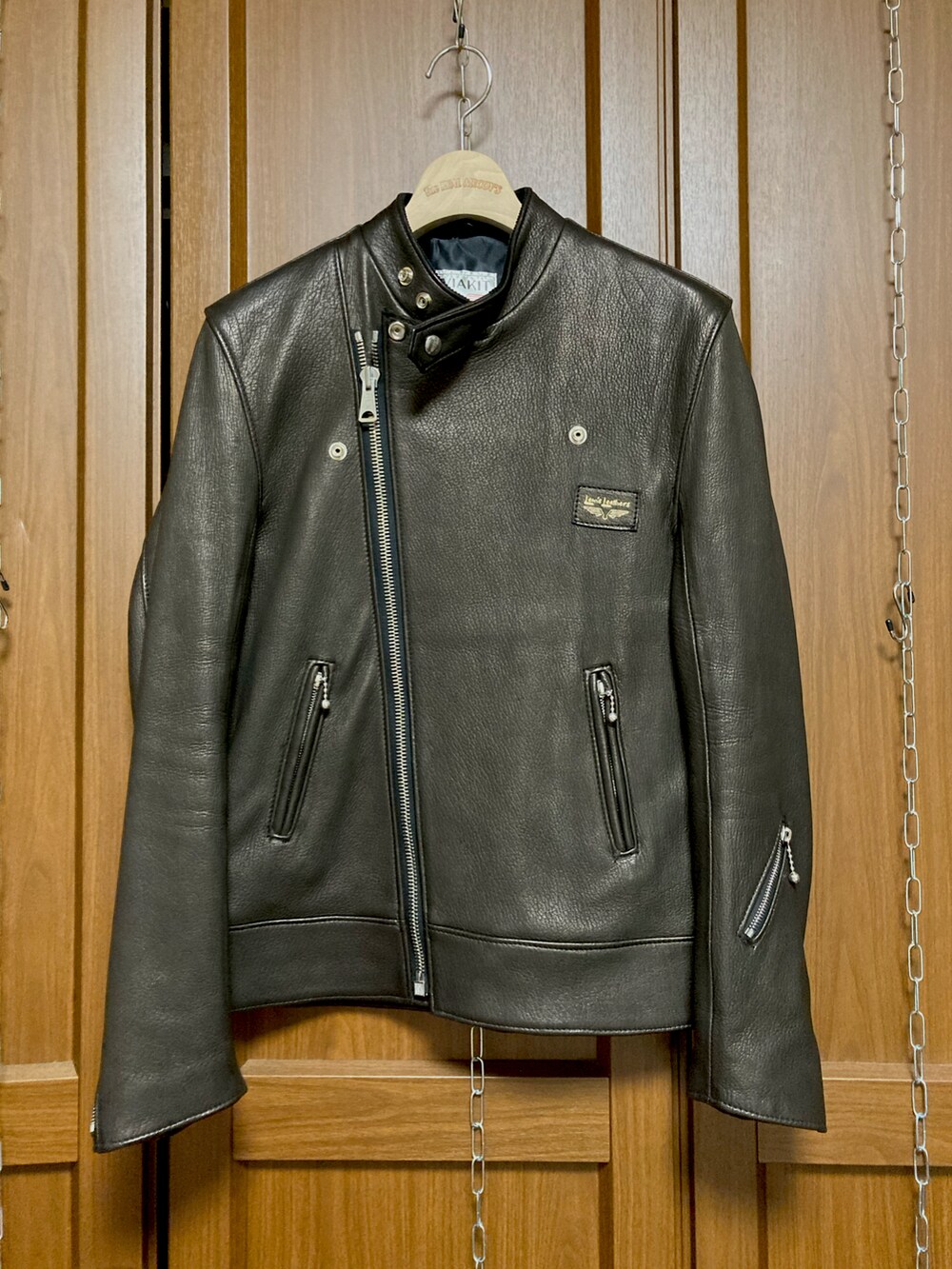 ブラック系のライダースジャケット、ブルー系のデニムパンツ、ブラック系のベルトを着用したメンズの冬コーディネートの2枚目の写真