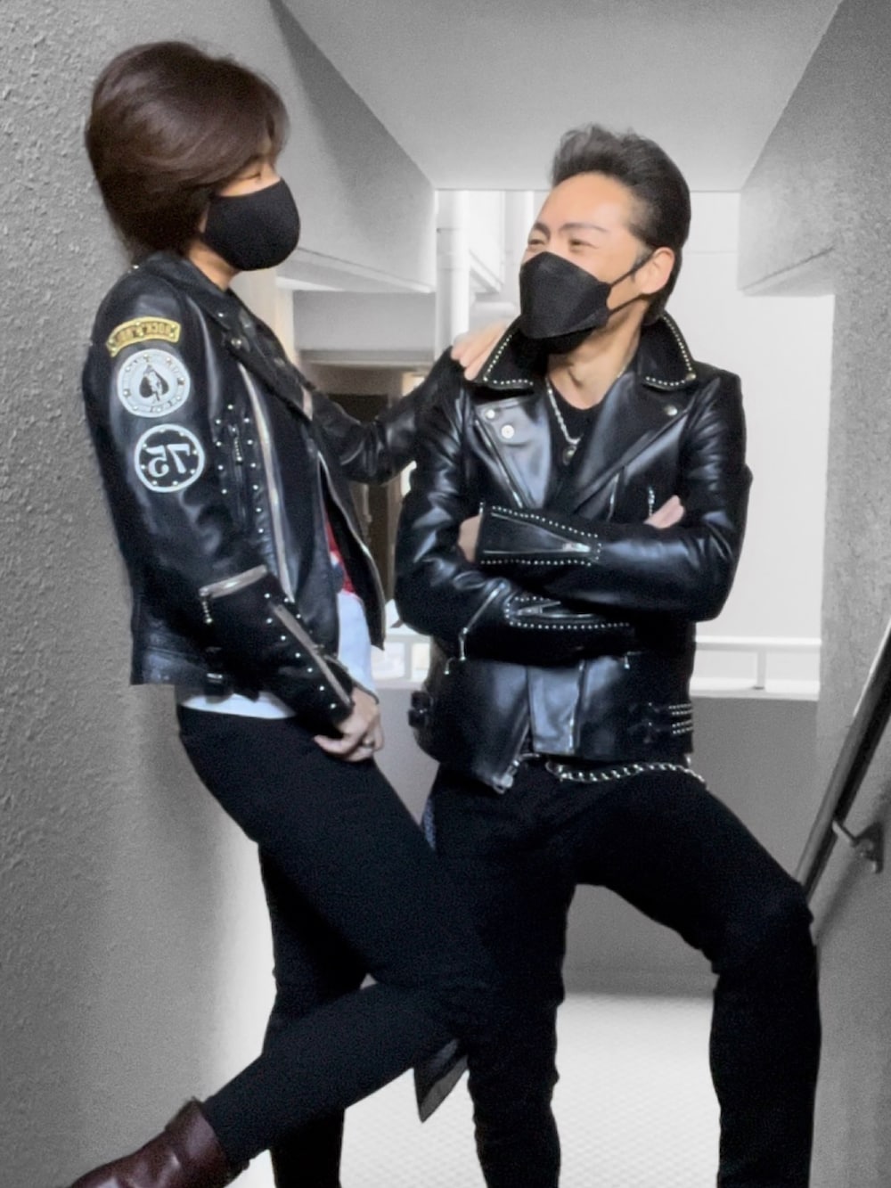 ブラック系のライダースジャケット、ブラック系のライダースジャケット、ブラック系のライダースジャケットを着用したメンズの秋コーディネートの2枚目の写真