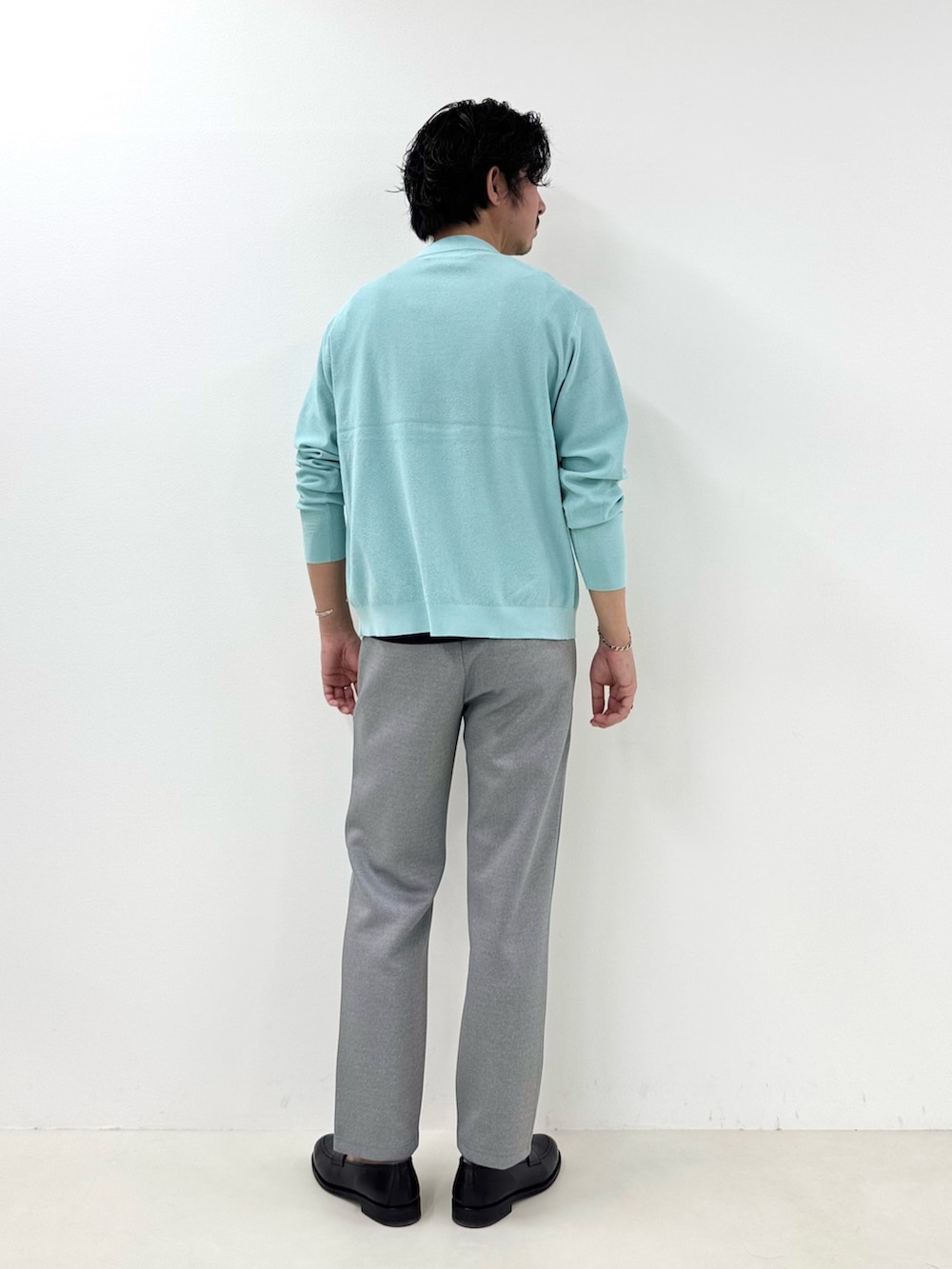 ブルー系のカーディガン/ボレロ、グレー系のその他パンツ、ブラック系のローファーを着用したメンズの冬コーディネートの3枚目の写真
