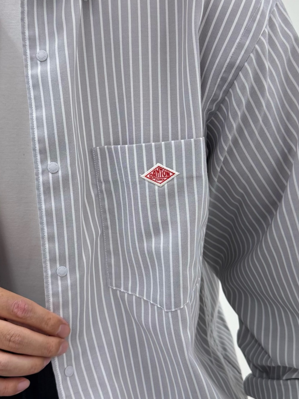 ホワイト系のシャツ/ブラウス、ホワイト系のTシャツ/カットソー、グレー系のその他パンツを着用したメンズの秋コーディネートの6枚目の写真