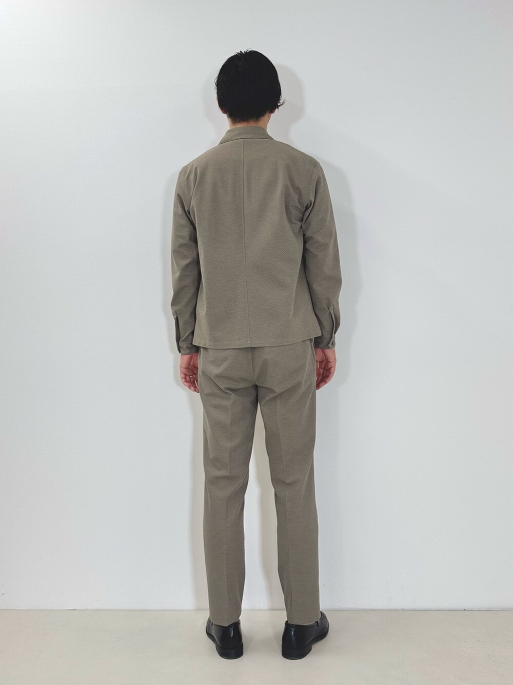 ベージュ系のブルゾン、イエロー系のTシャツ/カットソー、ベージュ系のその他パンツを着用したメンズの秋コーディネートの3枚目の写真