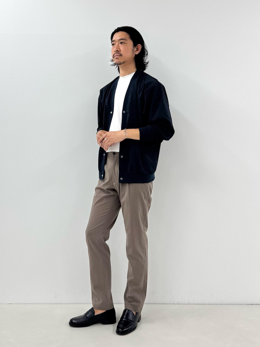 ブルー系のカーディガン/ボレロ、ホワイト系のTシャツ/カットソー、ベージュ系のその他パンツを着用したメンズの夏コーディネートの2枚目の写真