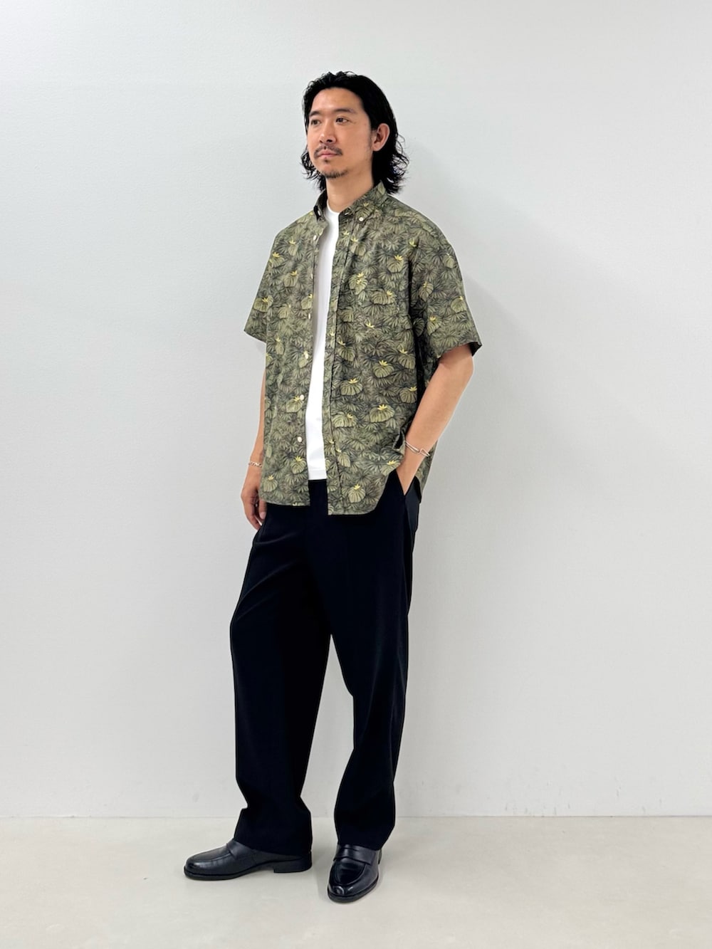 グリーン系のシャツ/ブラウス、ホワイト系のTシャツ/カットソー、ブラック系のその他パンツを着用したメンズの夏コーディネートの2枚目の写真