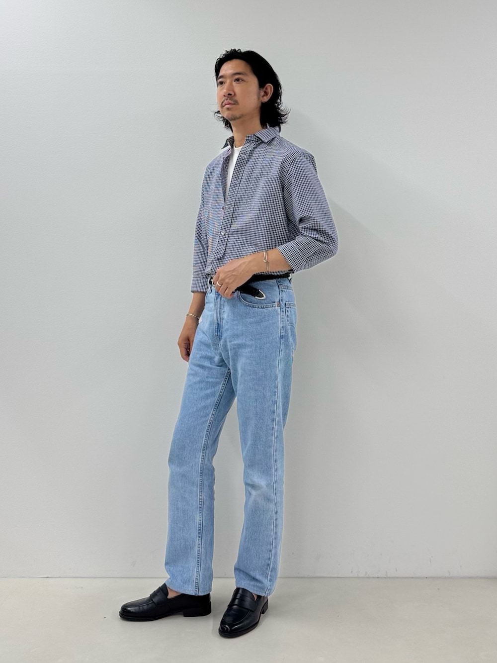 ホワイト系のTシャツ/カットソー、ブルー系のシャツ/ブラウス、ブルー系のデニムパンツを着用したメンズの春コーディネートの3枚目の写真