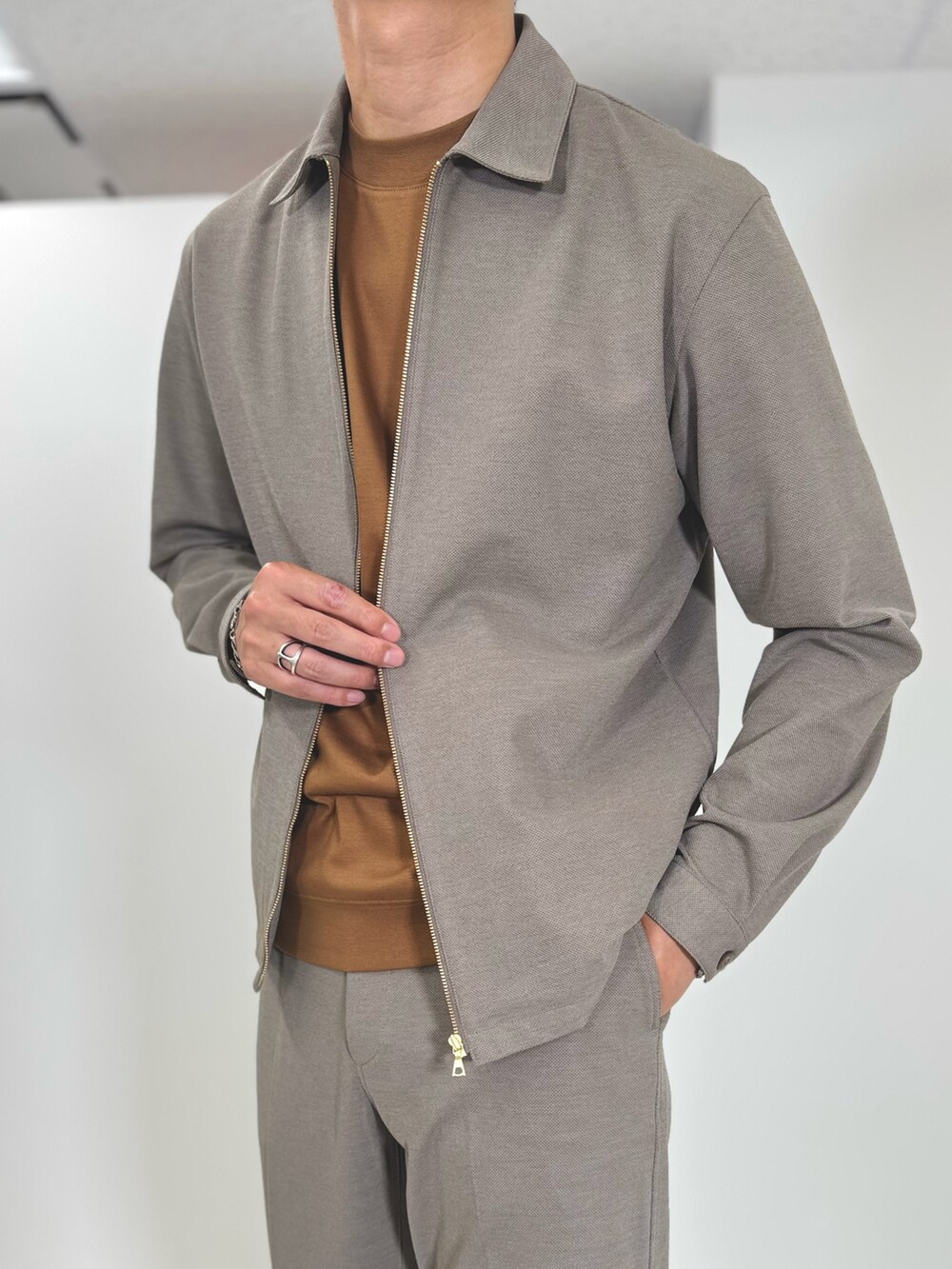 ベージュ系のブルゾン、イエロー系のTシャツ/カットソー、ベージュ系のその他パンツを着用したメンズの秋コーディネートの4枚目の写真