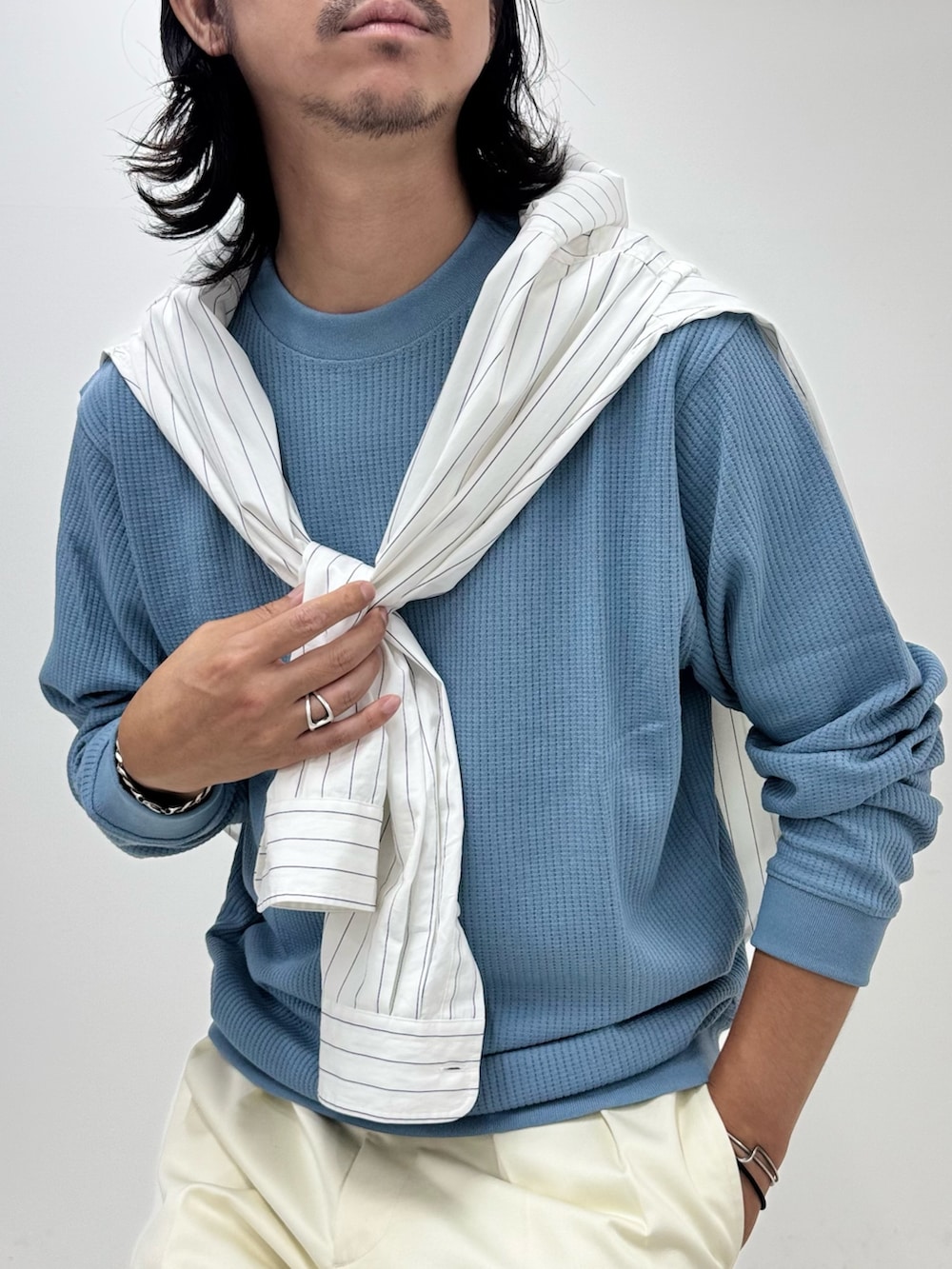 ホワイト系のシャツ/ブラウス、ブルー系のTシャツ/カットソー、ホワイト系のスラックスを着用したメンズの秋コーディネートの4枚目の写真