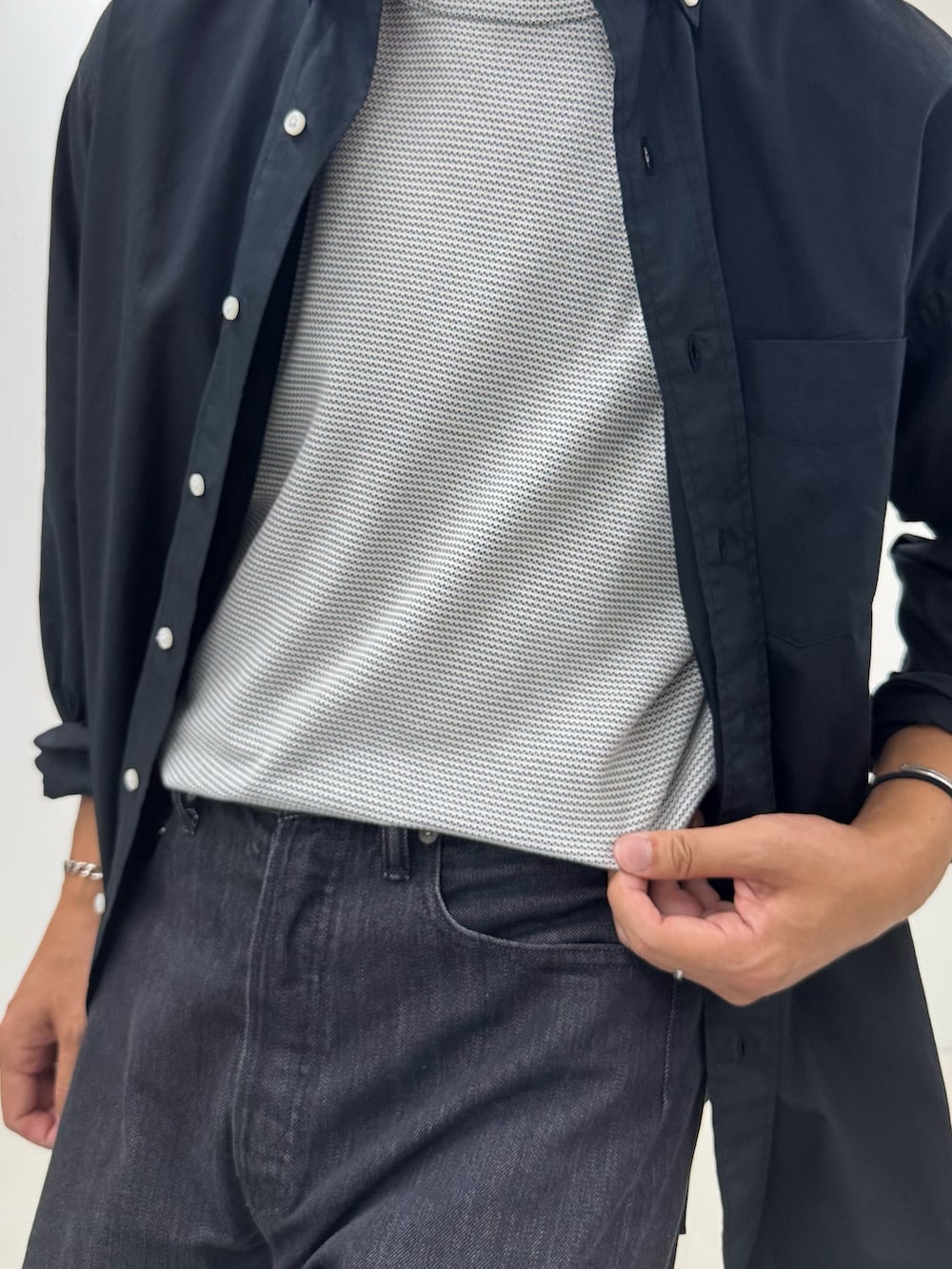 ブラック系のシャツ/ブラウス、ホワイト系のTシャツ/カットソー、ブラック系のデニムパンツを着用したメンズの夏コーディネートの5枚目の写真