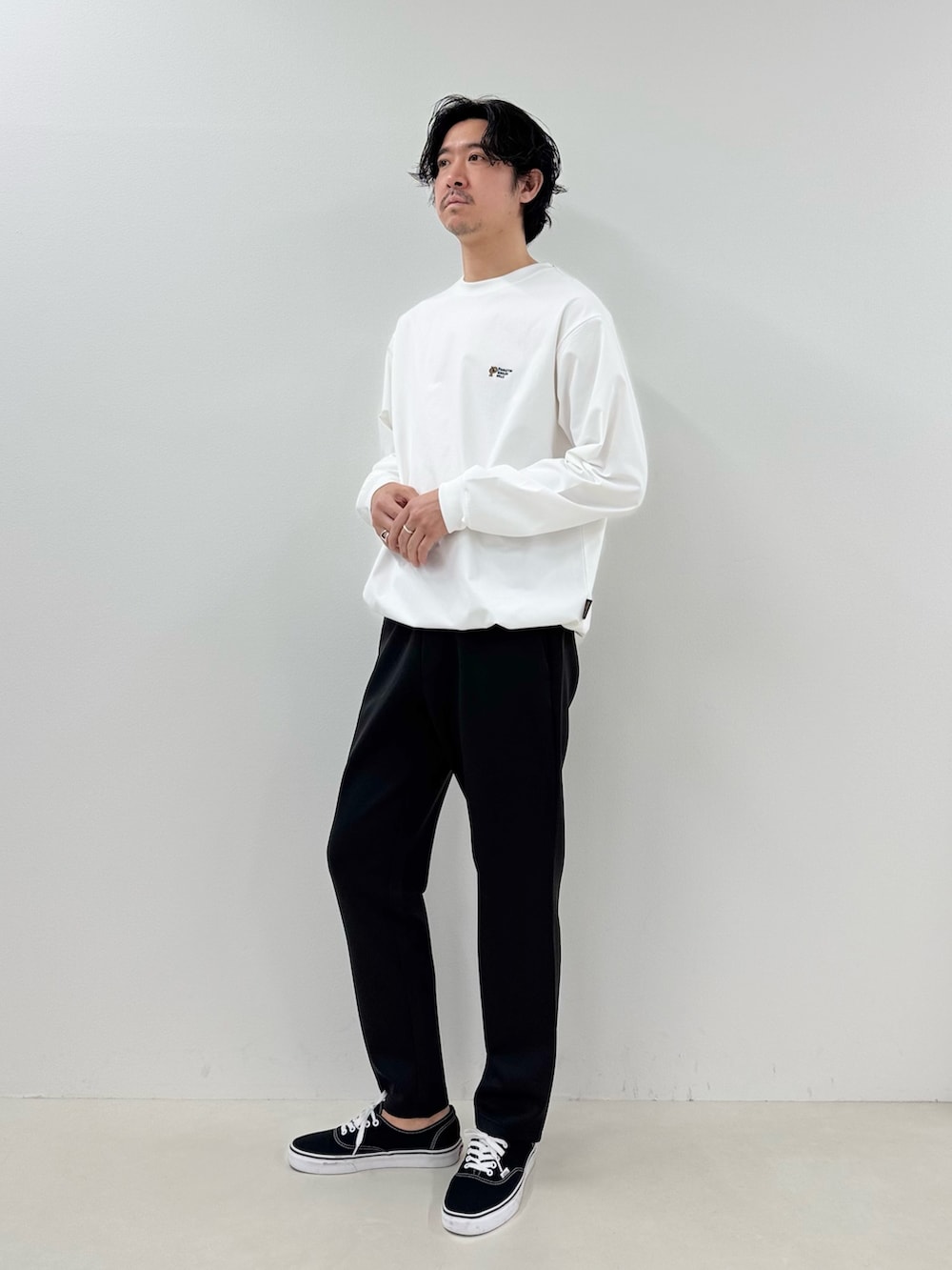 ホワイト系のTシャツ/カットソー、ブラック系のその他パンツを着用したメンズの春コーディネートの2枚目の写真