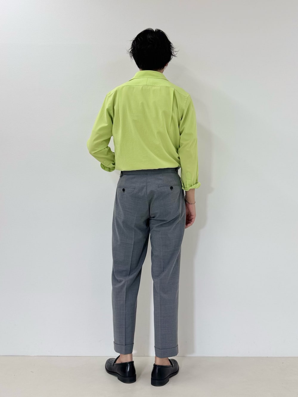 「春コーデ、春めき満開コーデ、オトナカジュアル、春服コーデ、シンプルスタイル、シンプルコーデ、おでかけコーデ、夏コーデ、リゾートスタイル、30代コーデ、30代ファッション、30代メンズファッション、爽やかコーデ、ネオンカラー、スラックス」|「NOLLEY’SのEVALET《防しわ/ストレッチ》カッタウェイシャツ 25SS(シャツ/ブラウス、イエロー系)」を使った、NISHINOさん(骨格ウェーブ・メンズ・178cm)の春コーディネートの3枚目の写真