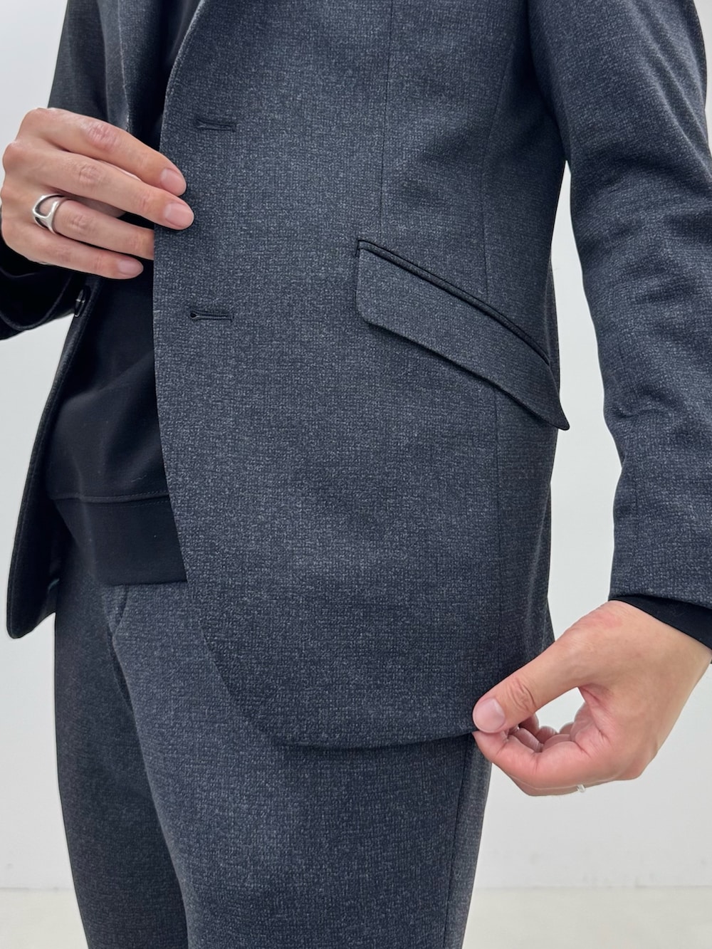 グレー系のテーラードジャケット、ブラック系のTシャツ/カットソー、グレー系のその他パンツを着用したメンズの冬コーディネートの6枚目の写真