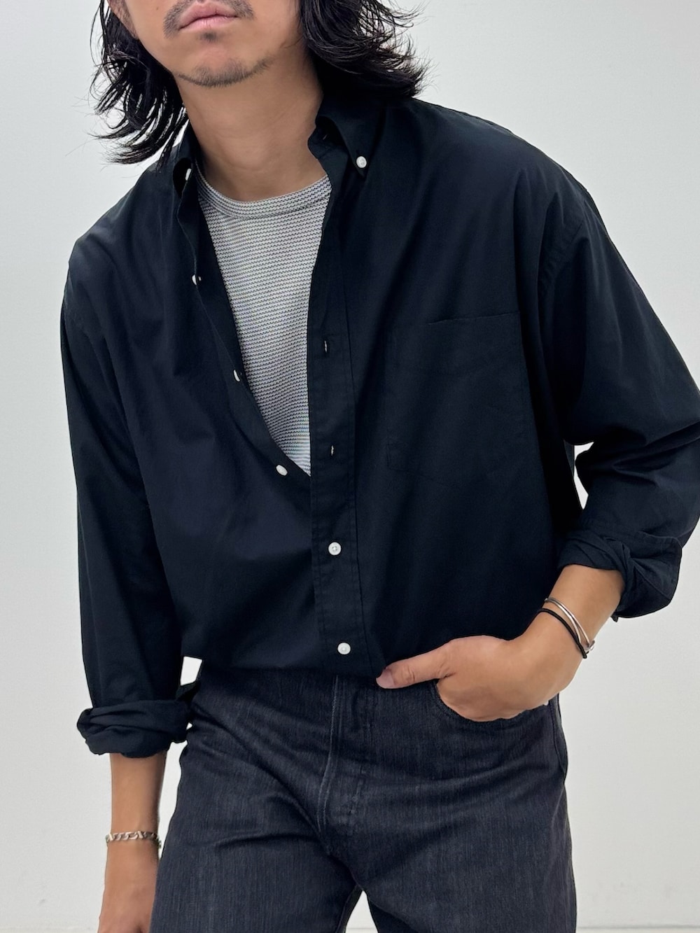 ブラック系のシャツ/ブラウス、ホワイト系のTシャツ/カットソー、ブラック系のデニムパンツを着用したメンズの夏コーディネートの4枚目の写真