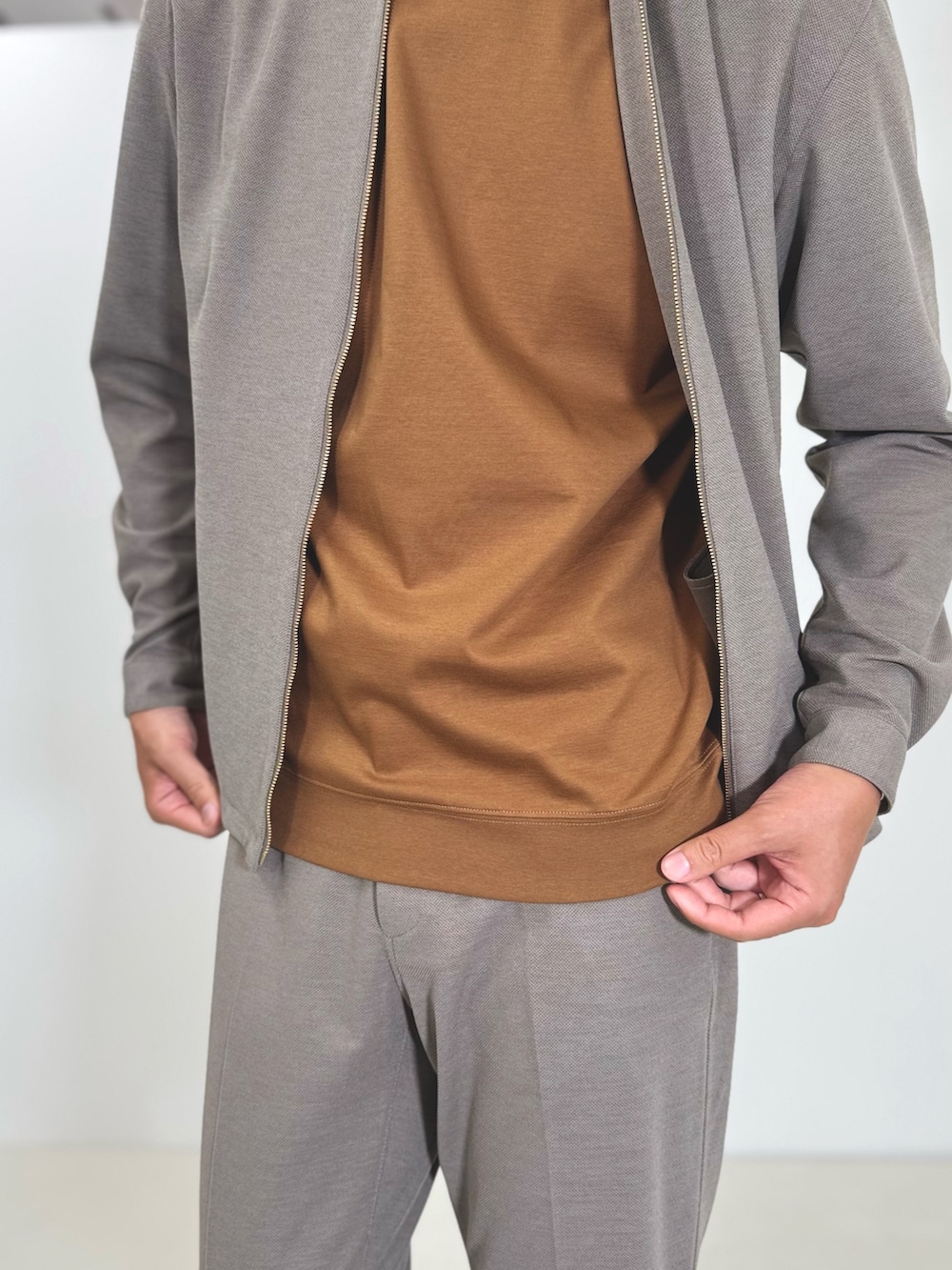 ベージュ系のブルゾン、イエロー系のTシャツ/カットソー、ベージュ系のその他パンツを着用したメンズの秋コーディネートの5枚目の写真