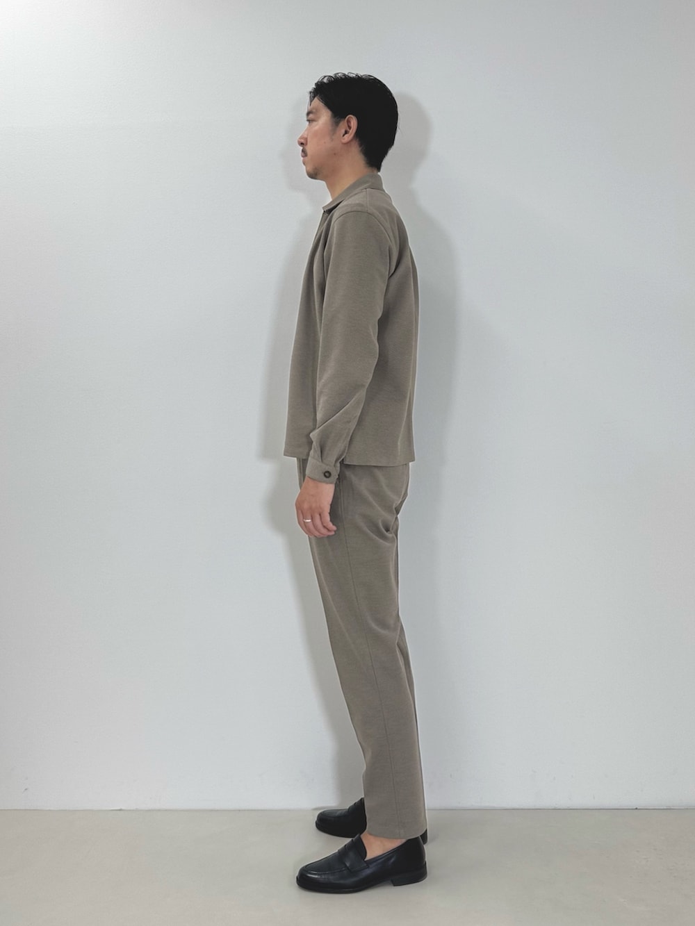 ベージュ系のブルゾン、イエロー系のTシャツ/カットソー、ベージュ系のその他パンツを着用したメンズの秋コーディネートの2枚目の写真