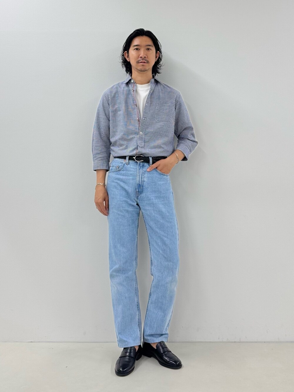 ホワイト系のTシャツ/カットソー、ブルー系のシャツ/ブラウス、ブルー系のデニムパンツを着用したメンズの春コーディネートの2枚目の写真