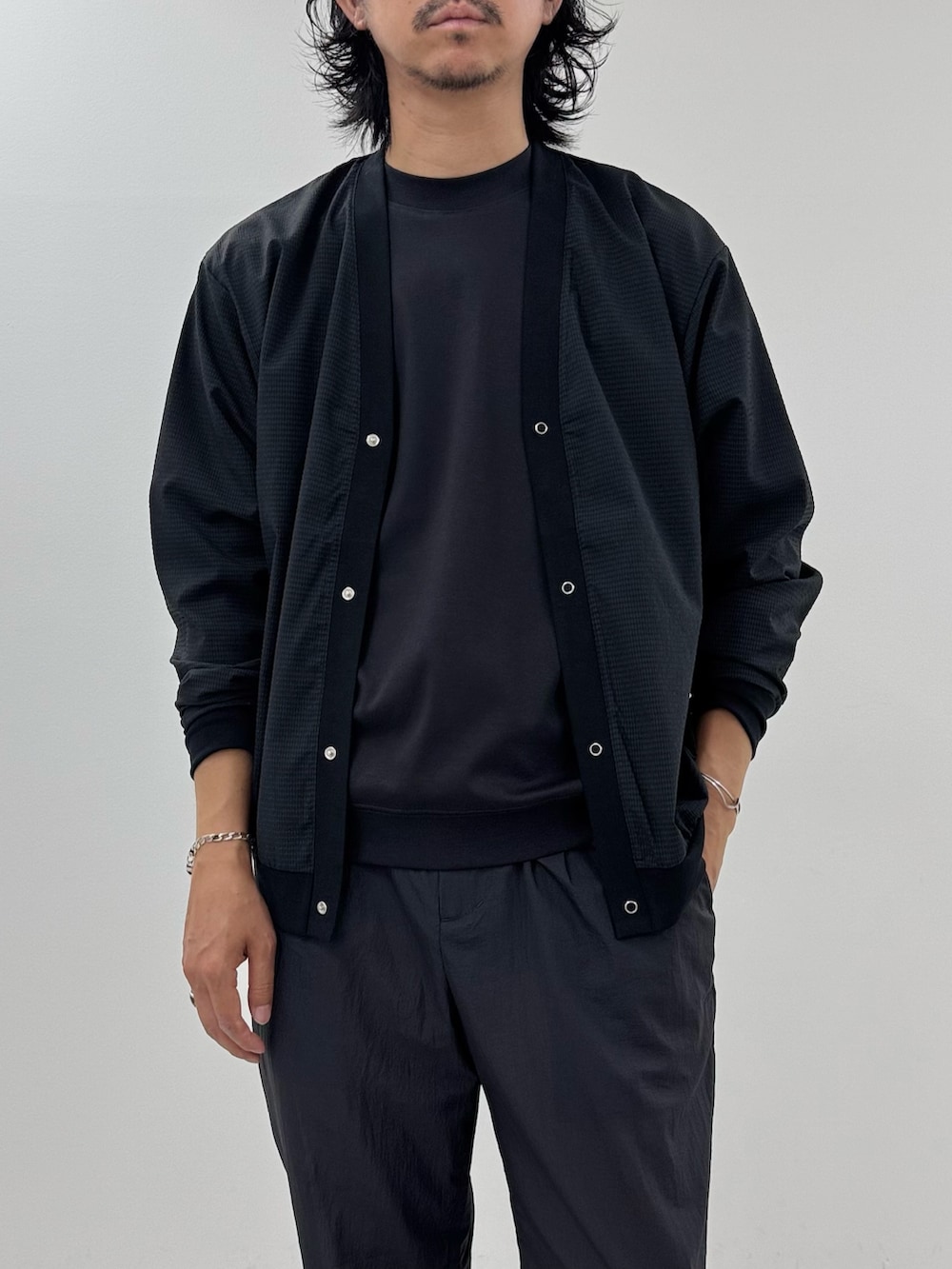 ブラック系のカーディガン/ボレロ、グレー系のTシャツ/カットソー、グレー系のその他パンツを着用したメンズの夏コーディネートの4枚目の写真