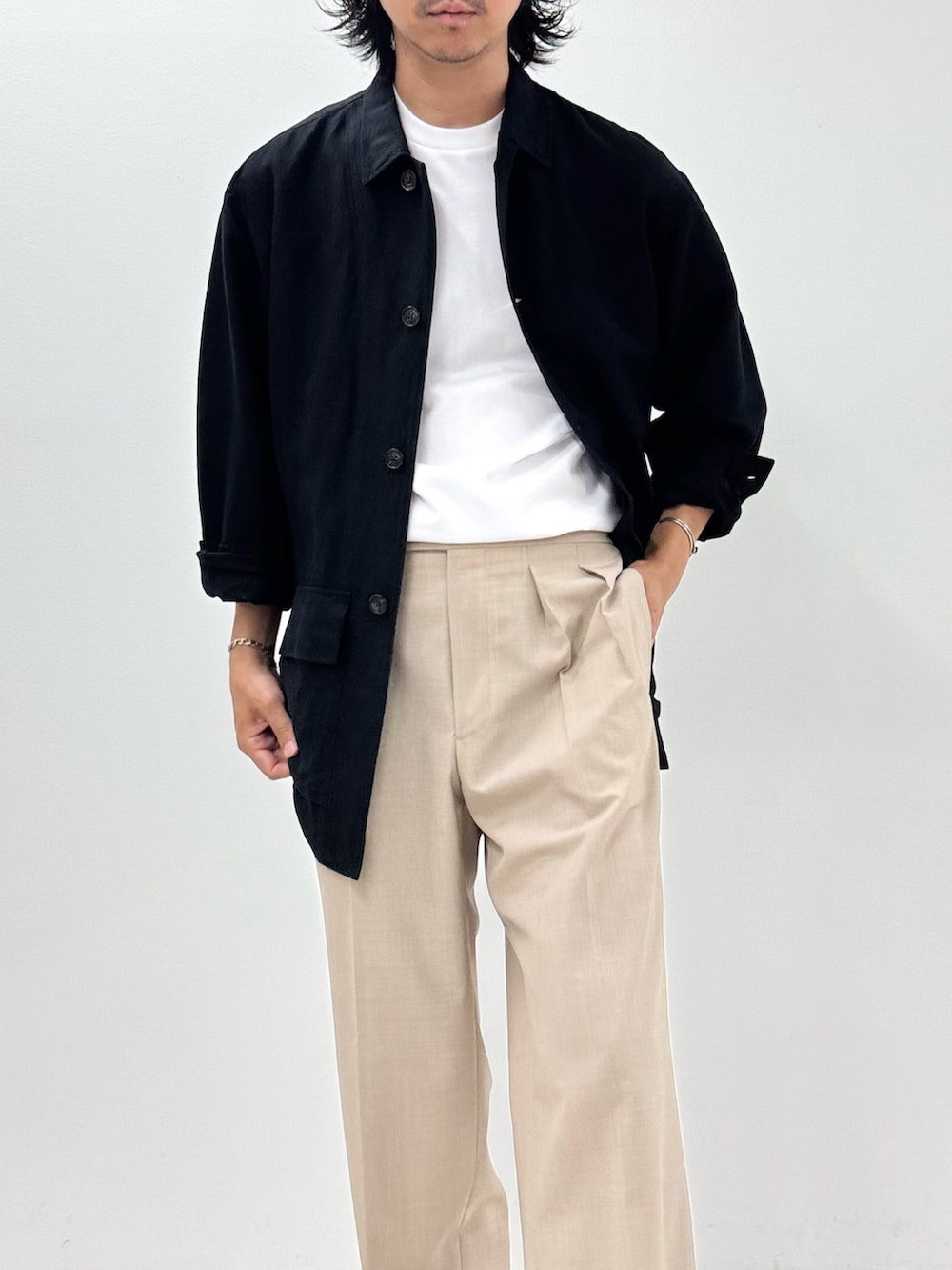 ブラック系のシャツ/ブラウス、ホワイト系のTシャツ/カットソー、ベージュ系のスラックスを着用したメンズの夏コーディネートの5枚目の写真