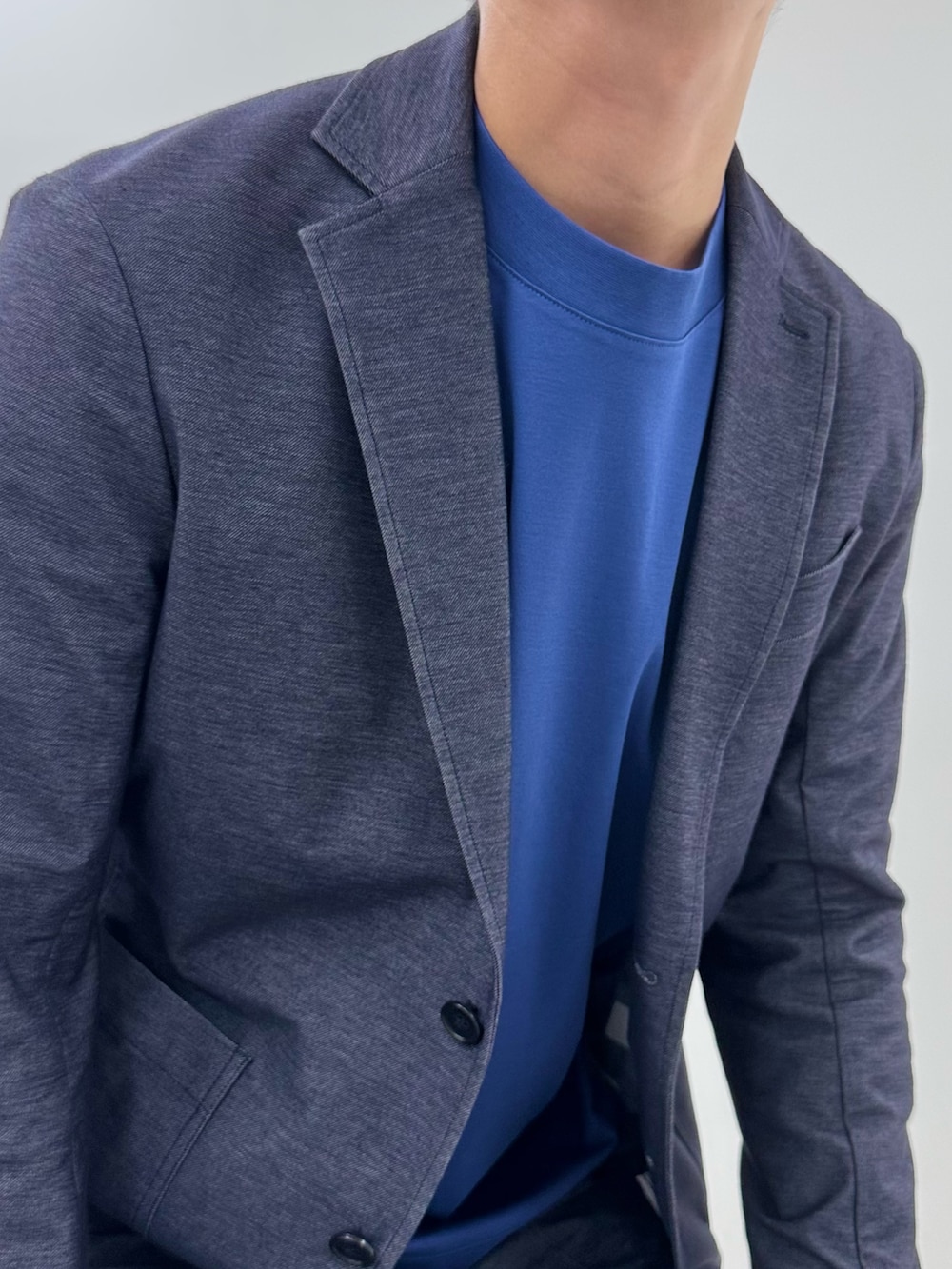 ブルー系のテーラードジャケット、ブルー系のTシャツ/カットソー、ブルー系のその他パンツを着用したメンズの秋コーディネートの4枚目の写真