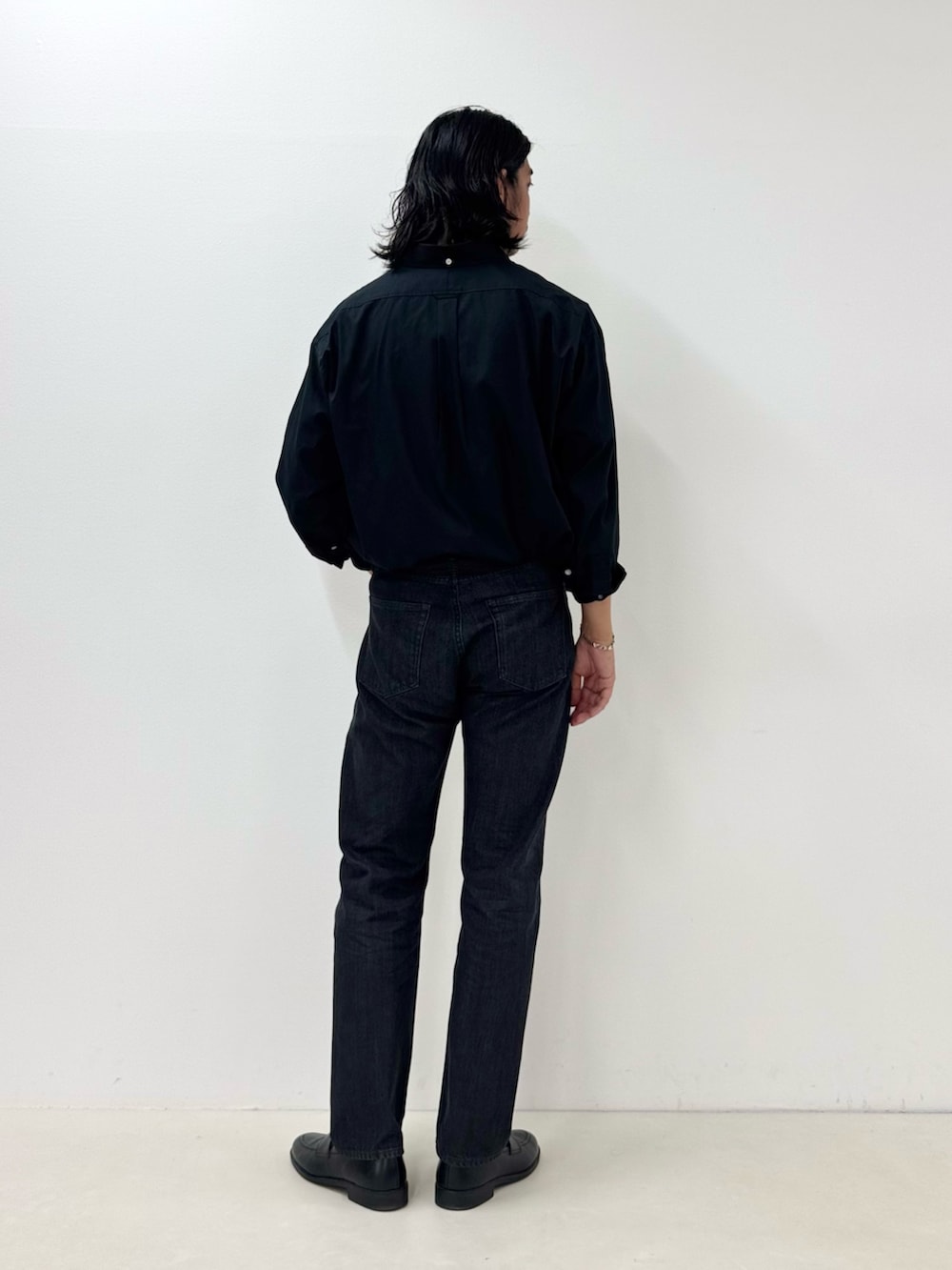 ブラック系のシャツ/ブラウス、ホワイト系のTシャツ/カットソー、ブラック系のデニムパンツを着用したメンズの夏コーディネートの3枚目の写真