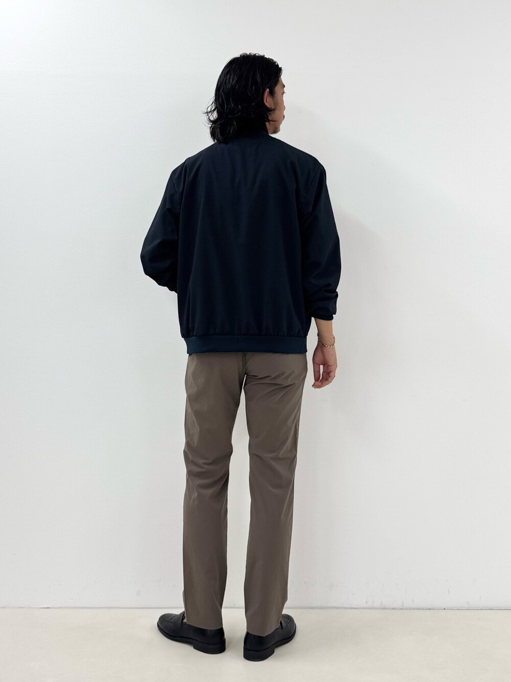 ブルー系のカーディガン/ボレロ、ホワイト系のTシャツ/カットソー、ベージュ系のその他パンツを着用したメンズの夏コーディネートの3枚目の写真