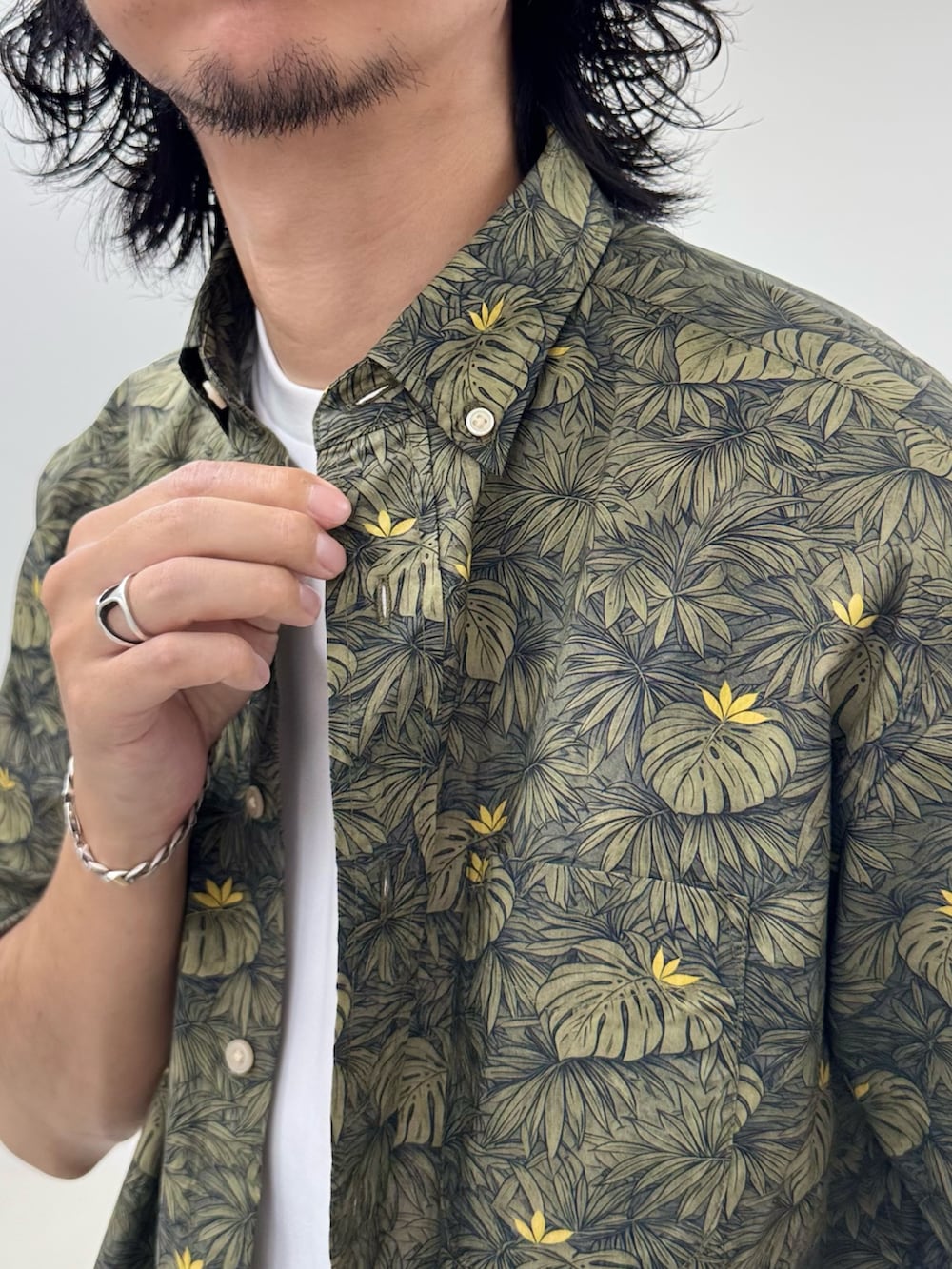 グリーン系のシャツ/ブラウス、ホワイト系のTシャツ/カットソー、ブラック系のその他パンツを着用したメンズの夏コーディネートの6枚目の写真