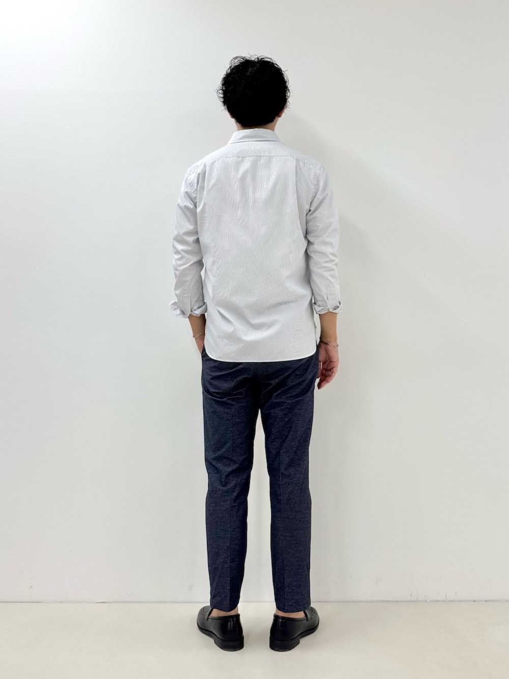 ホワイト系のTシャツ/カットソー、ホワイト系のシャツ/ブラウス、ブルー系のその他パンツを着用したメンズの秋コーディネートの3枚目の写真