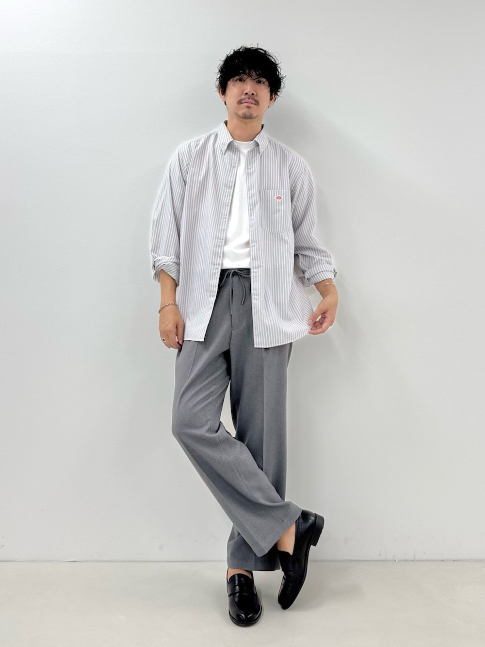 ホワイト系のシャツ/ブラウス、ホワイト系のTシャツ/カットソー、グレー系のその他パンツを着用したメンズの秋コーディネートの2枚目の写真