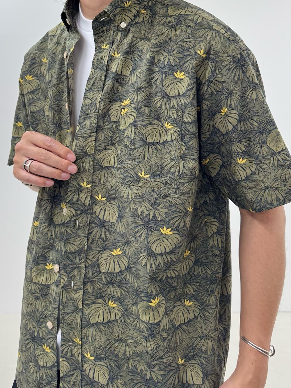 グリーン系のシャツ/ブラウス、ホワイト系のTシャツ/カットソー、ブラック系のその他パンツを着用したメンズの夏コーディネートの5枚目の写真