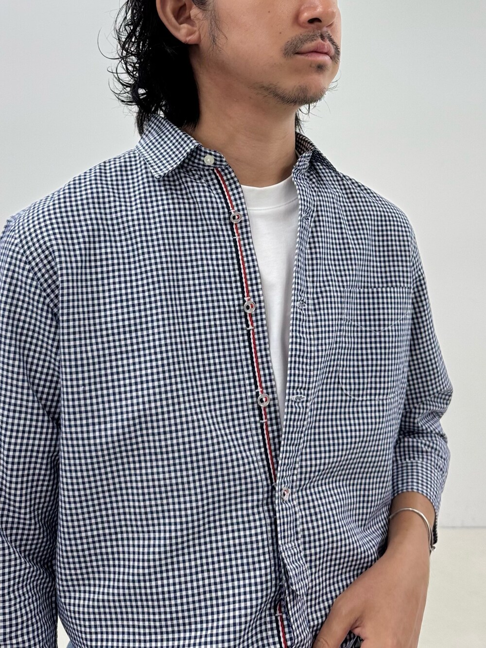 ホワイト系のTシャツ/カットソー、ブルー系のシャツ/ブラウス、ブルー系のデニムパンツを着用したメンズの春コーディネートの5枚目の写真