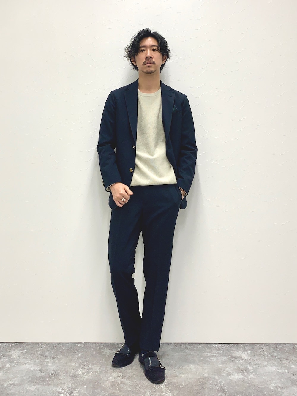 「きれいめカジュアル、メンズコーデ、セットアップスタイル、セットアップ、ビジネススタイル、オフィスカジュアル、ビジネスカジュアル、30代コーデ、ジャケットスタイル、大人カジュアル、ほめられ本命コーデ、はるコーデ、キレイめコーデ、ブレザー、爽やかコーデ」|「NOLLEY'S goodmanのハイツイスト コットン プルオーバーニット(ニット/セーター、ベージュ系)」を使った、NISHINOさん(メンズ・178cm)の冬コーディネートの2枚目の写真