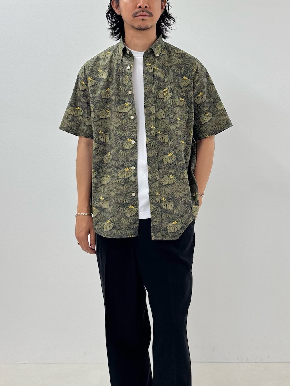 グリーン系のシャツ/ブラウス、ホワイト系のTシャツ/カットソー、ブラック系のその他パンツを着用したメンズの夏コーディネートの4枚目の写真