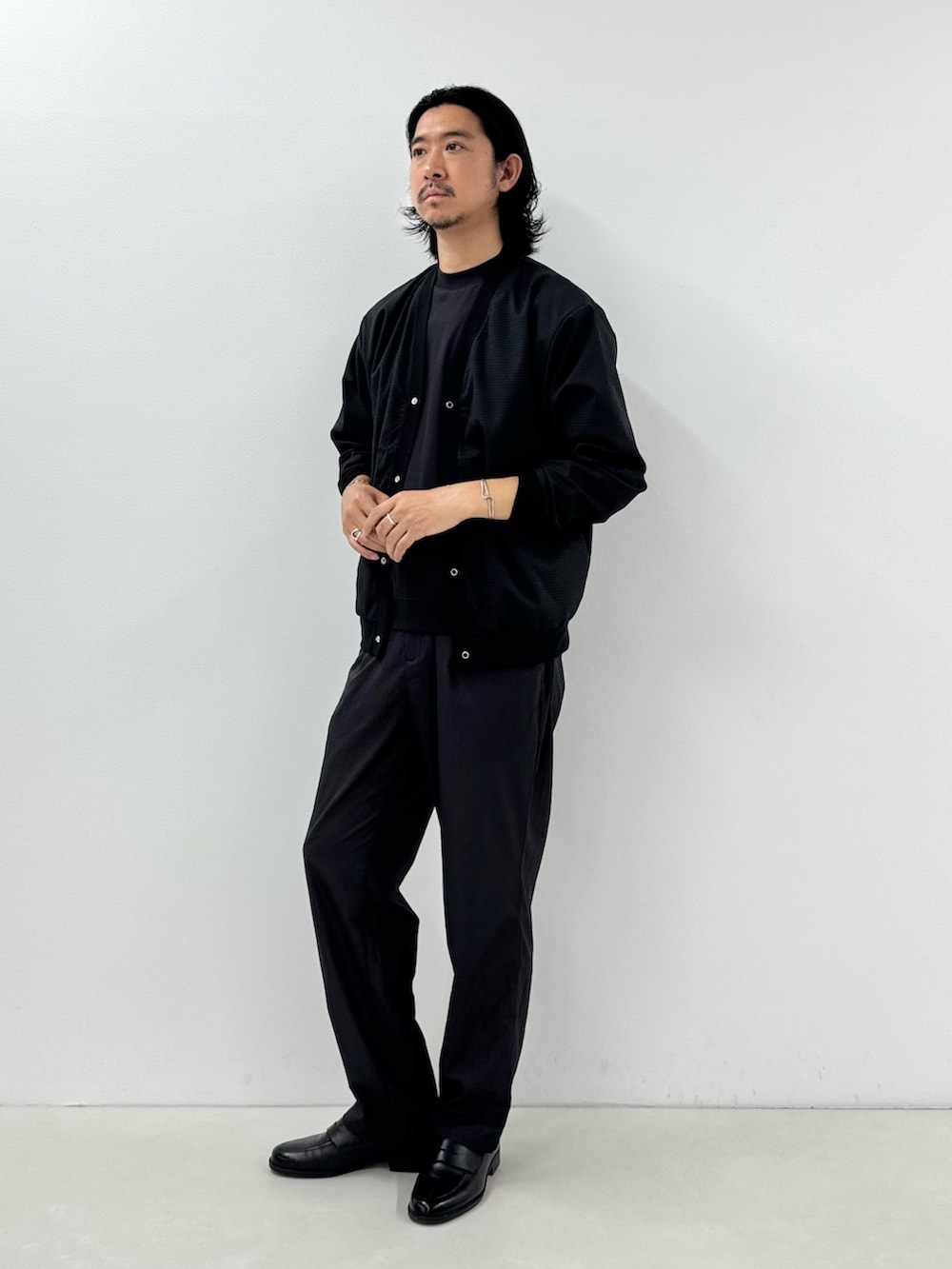 ブラック系のカーディガン/ボレロ、グレー系のTシャツ/カットソー、グレー系のその他パンツを着用したメンズの夏コーディネートの2枚目の写真