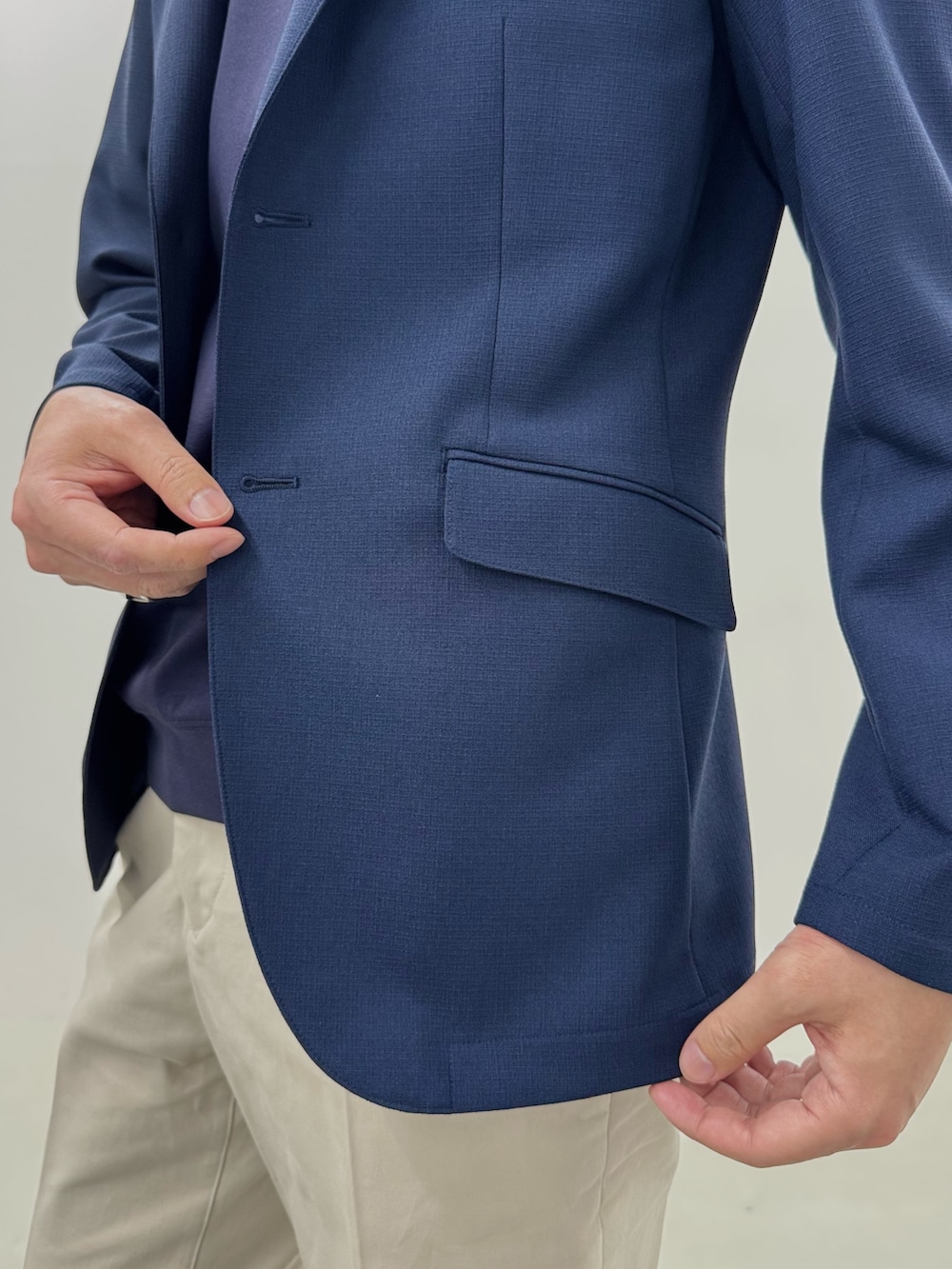 ブルー系のテーラードジャケット、ホワイト系のチノパンツ、ブラック系のローファーを着用したメンズの冬コーディネートの5枚目の写真