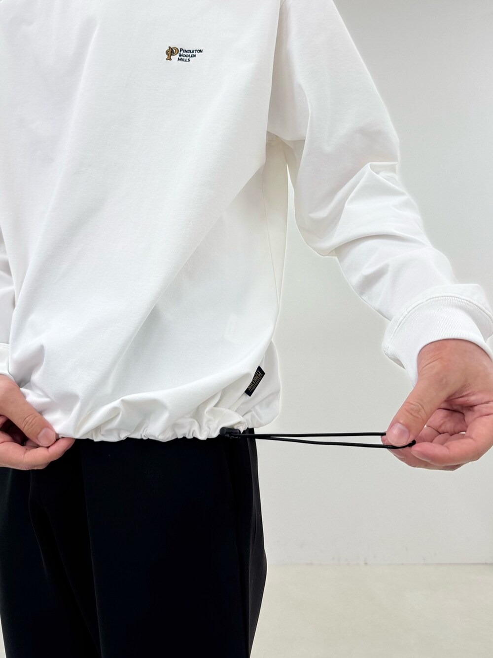 ホワイト系のTシャツ/カットソー、ブラック系のその他パンツを着用したメンズの春コーディネートの5枚目の写真