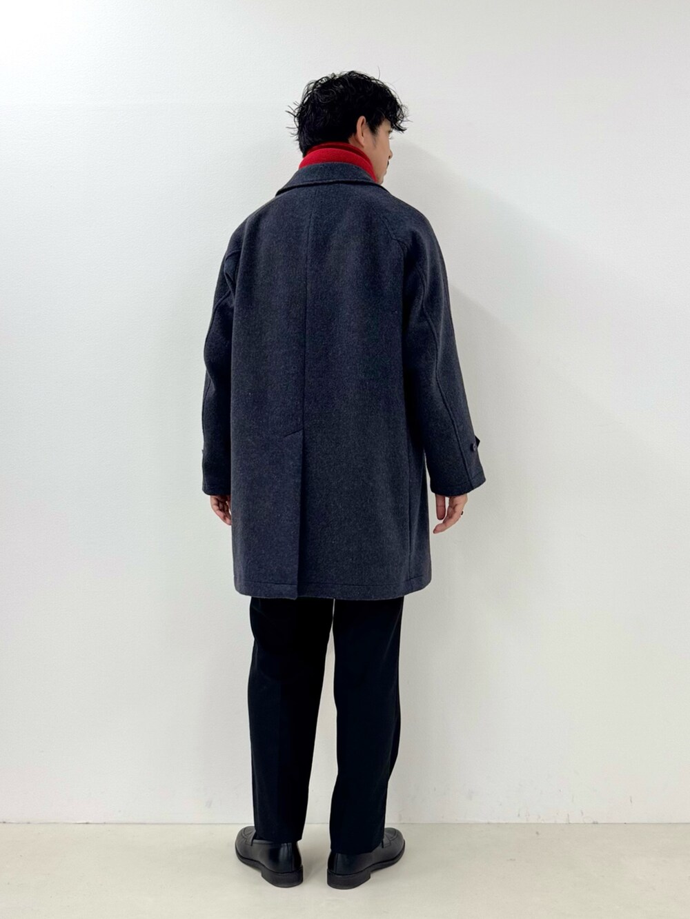 ブラック系のローファー、ホワイト系のTシャツ/カットソー、ブラック系のスラックスを着用したメンズの冬コーディネートの3枚目の写真
