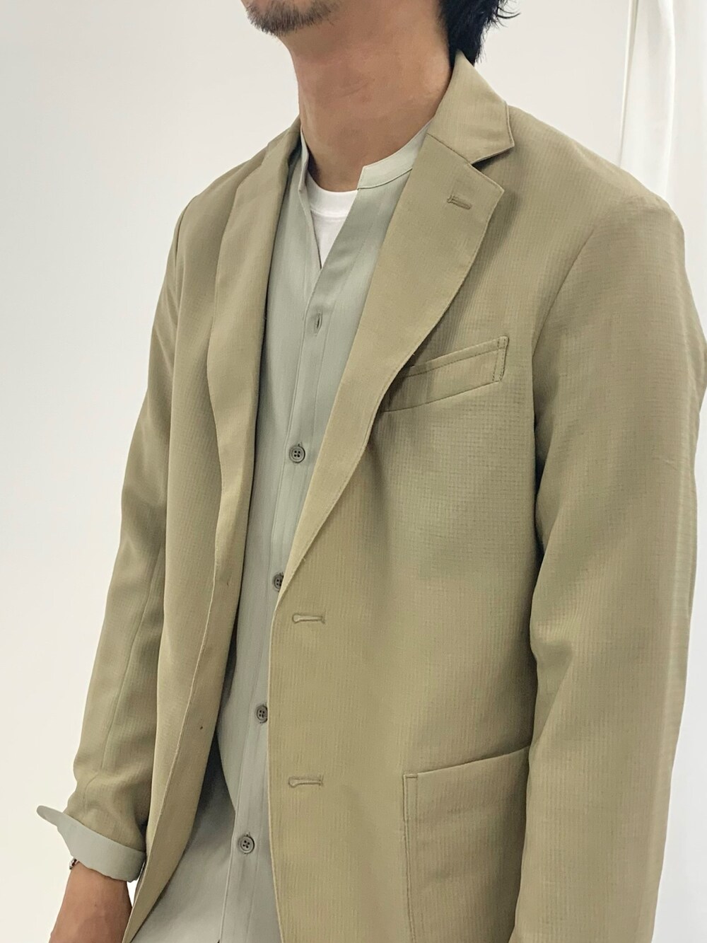 ベージュ系のテーラードジャケット、ベージュ系のその他パンツ、ブラウン系のローファーを着用したメンズの夏コーディネートの3枚目の写真