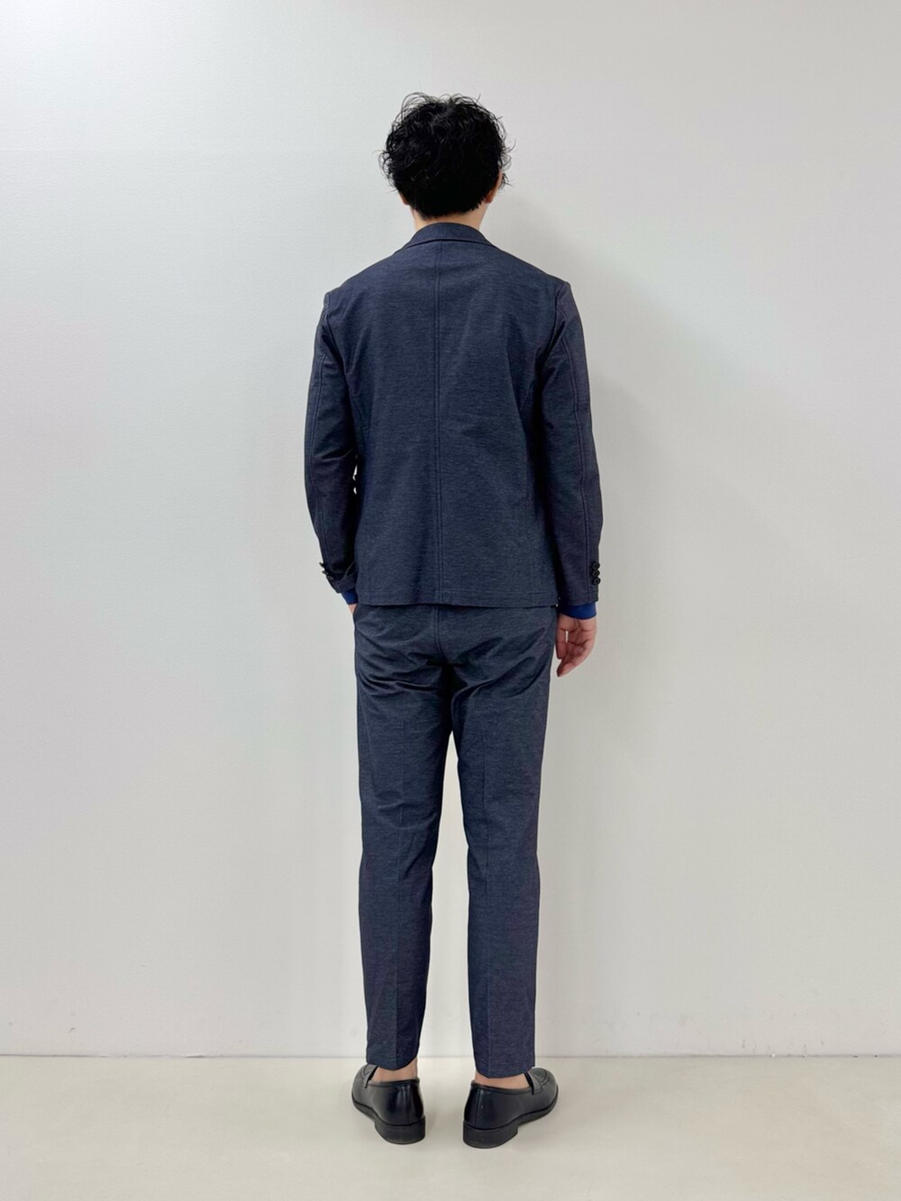 ブルー系のテーラードジャケット、ブルー系のTシャツ/カットソー、ブルー系のその他パンツを着用したメンズの秋コーディネートの3枚目の写真