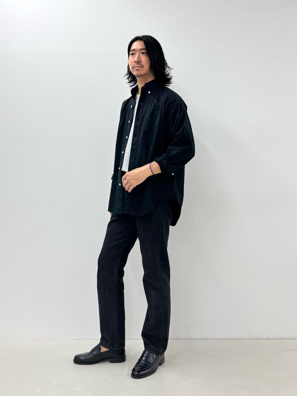 ブラック系のシャツ/ブラウス、ホワイト系のTシャツ/カットソー、ブラック系のデニムパンツを着用したメンズの夏コーディネートの2枚目の写真