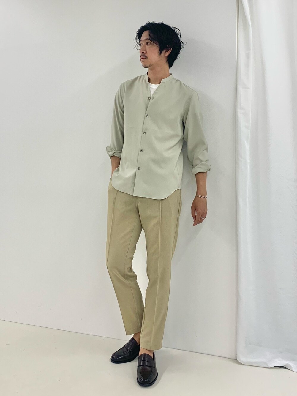 ベージュ系のテーラードジャケット、ベージュ系のその他パンツ、ブラウン系のローファーを着用したメンズの夏コーディネートの4枚目の写真