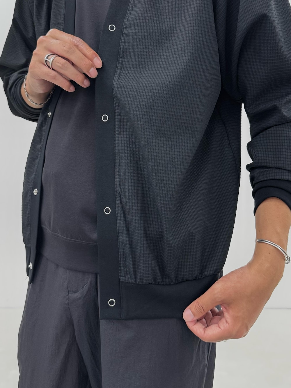 ブラック系のカーディガン/ボレロ、グレー系のTシャツ/カットソー、グレー系のその他パンツを着用したメンズの夏コーディネートの5枚目の写真