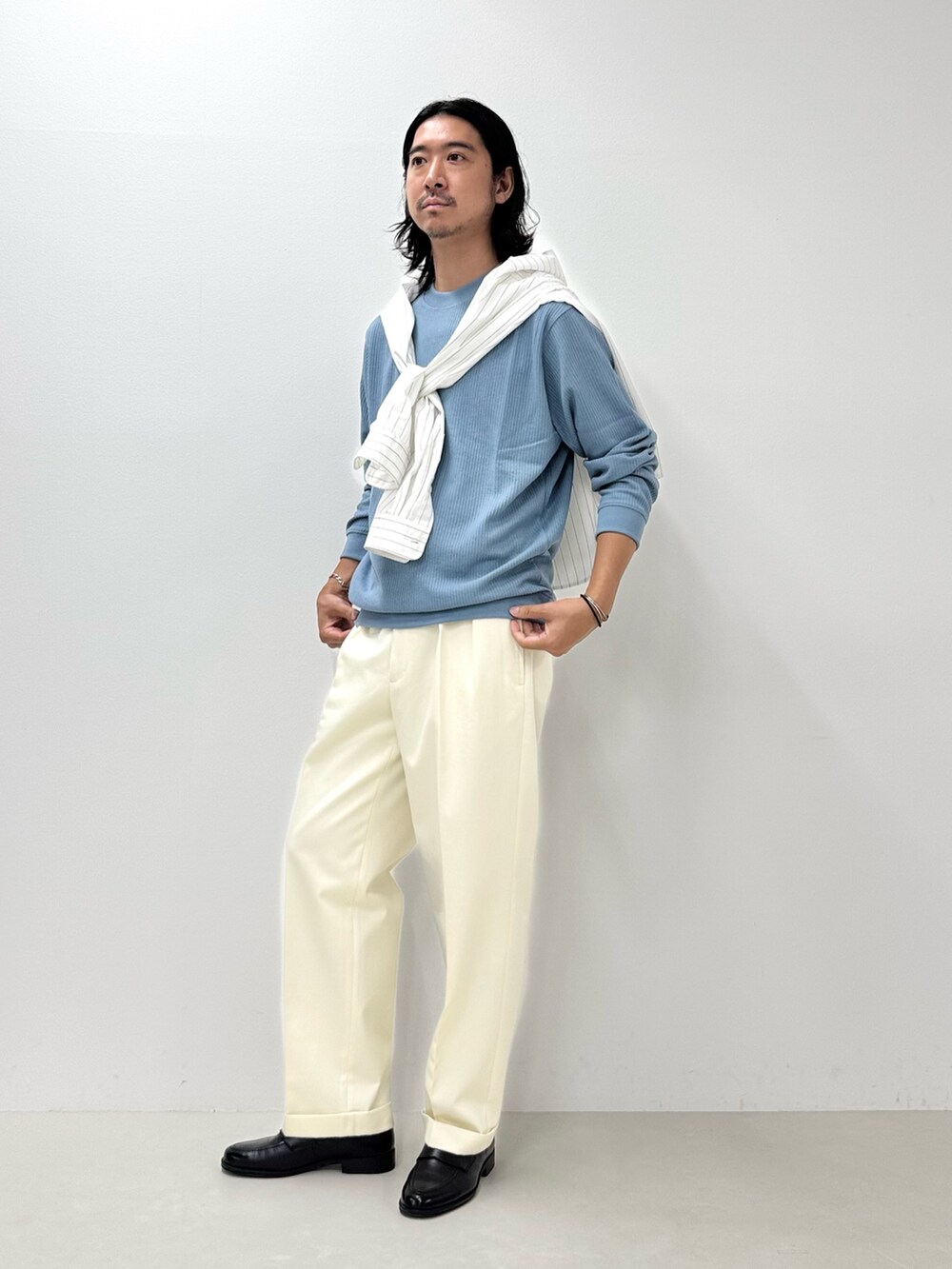 ホワイト系のシャツ/ブラウス、ブルー系のTシャツ/カットソー、ホワイト系のスラックスを着用したメンズの秋コーディネートの2枚目の写真