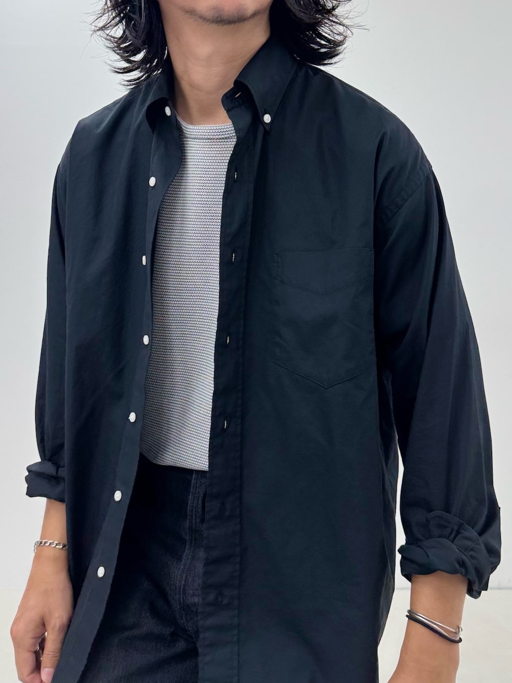 ブラック系のシャツ/ブラウス、ホワイト系のTシャツ/カットソー、ブラック系のデニムパンツを着用したメンズの夏コーディネートの4枚目の写真
