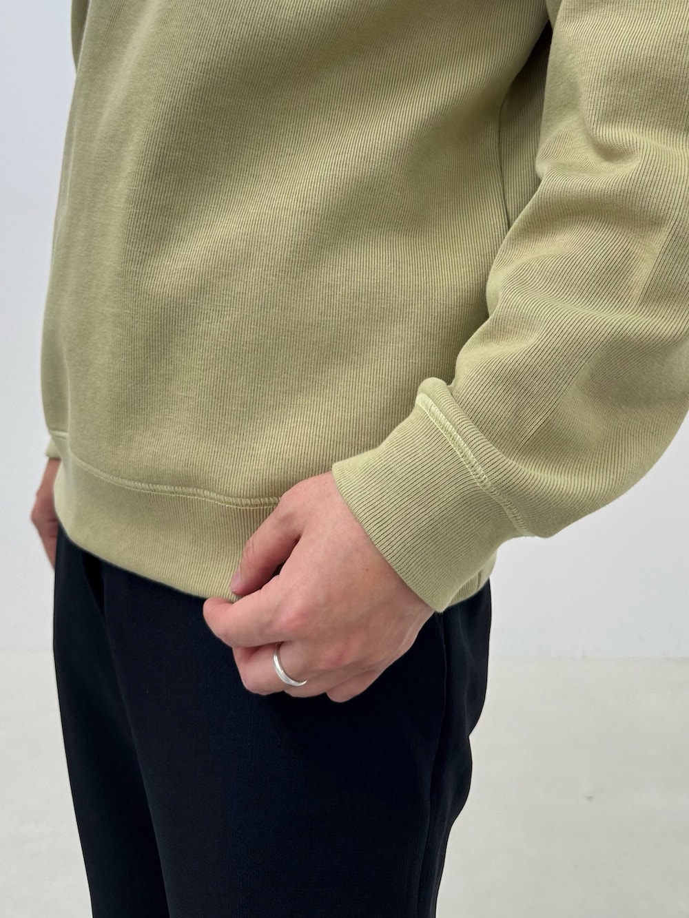 ベージュ系のスウェット、ホワイト系のTシャツ/カットソー、ブラック系のその他パンツを着用したメンズの冬コーディネートの5枚目の写真